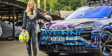 Gabriela Jílková, simulator- och utvecklingsförare för TAG Heuer Porsche Formel E-teamet, körde den kamouflerade Cayenne Electric-prototypen uppför asfaltsbacken i Shelsley Walsh Hill Climb. (Foto: Porsche)