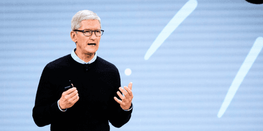 Tim Cook, CEO för Apple, fotograferad under en presentation 2025. Trots AI-problem, svag försäljning i Kina och ledarskapsförändringar planerar styrelsen inte att ersätta honom.