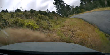 Här försöker föraren stoppa bilen genom att köra upp mot en vall. (Foto: Carscoops Youtube)