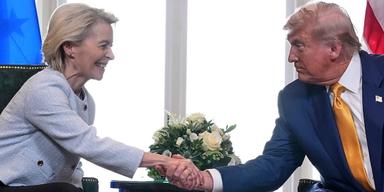 EU-kommissionens ordförande Ursula von der Leyen och USA:s president Donald Trump i Skottland under söndagen.