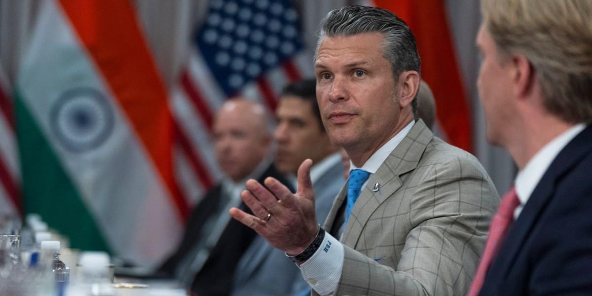 USA frysar leveranser av vapen till Ukraina