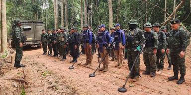 thailand och kambodja konflikten. thailänska soldater inspekterar gränsområdet i Ubon Ratchathani, där två personminor hittats enligt armén.