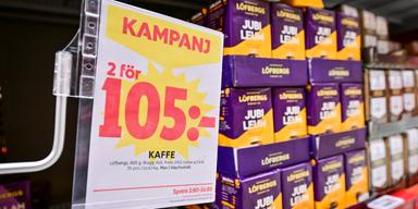 Trots fallande kaffepriser på världsmarknaden dröjer det innan prissänkningarna märks i svenska butiker på grund av flera faktorer.