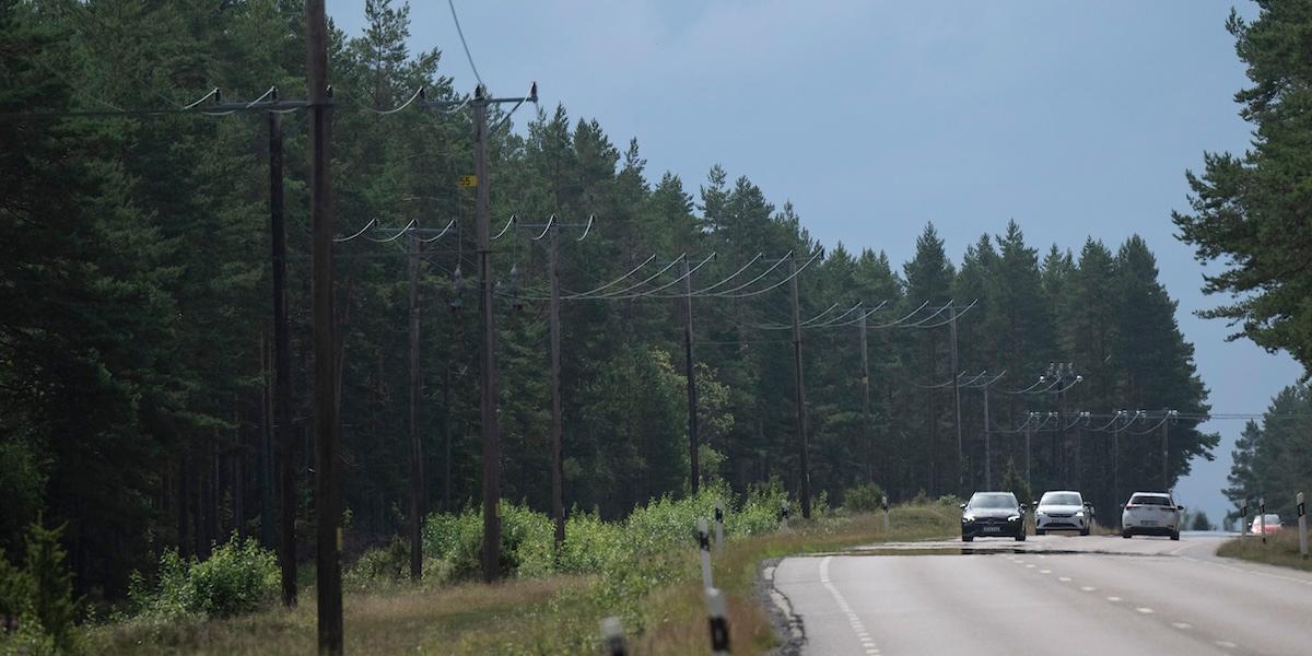Regeringen vill rikta nytt elbilsstöd till hushåll i glesbygd där kollektivtrafiken ofta saknas och bilen är avgörande i vardagen