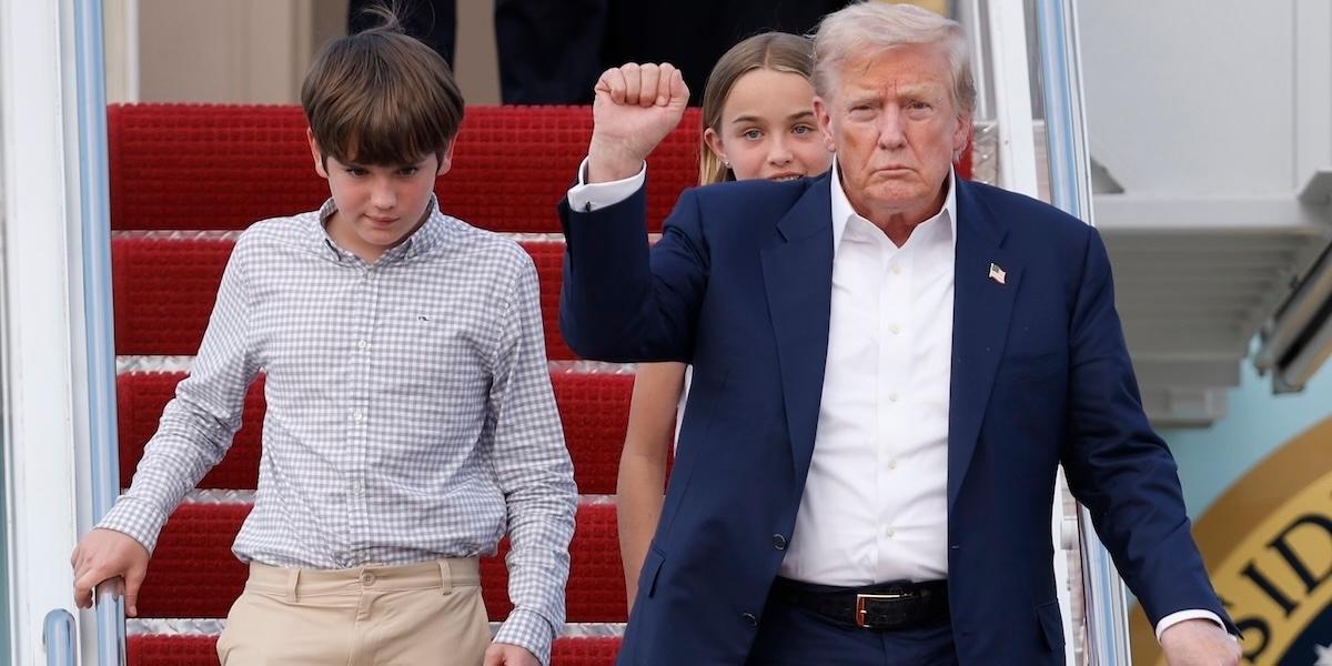 Trump styr hur det kommer gå för många bolag framöver. På bilden syns han tillsammans med sina barnbarn Spencer och Chloe.