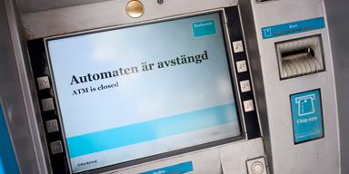 Sverige halkar långt efter när det gäller att kunna betala med eller ta ut cash.