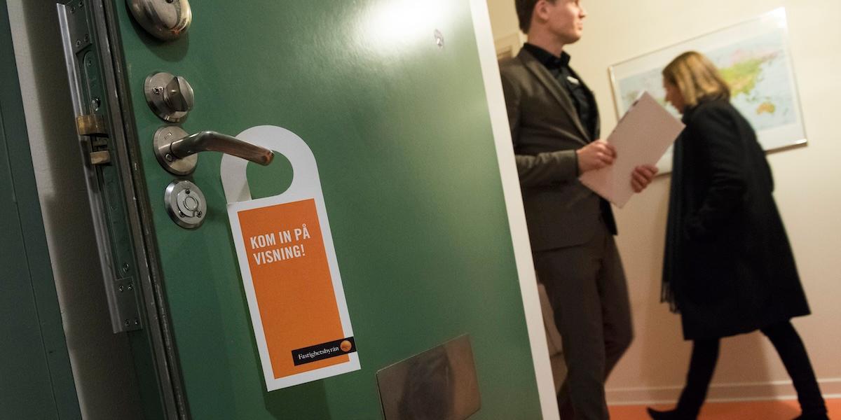 Med lättade bolåneregler är tanken att fler ska kunna ta steget in på bostadsmarknaden, men vad händer med priserna? (Foto: Fredrik Sandberg / TT)