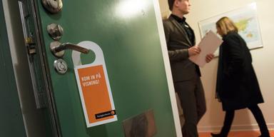 Med lättade bolåneregler är tanken att fler ska kunna ta steget in på bostadsmarknaden, men vad händer med priserna? (Foto: Fredrik Sandberg / TT)