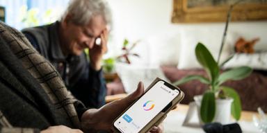 Bluff-sms och falska samtal gör att många pensionärer riskerar att lämna ut känsliga uppgifter.