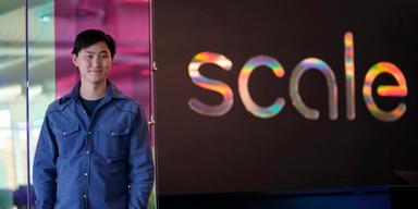 Alexandr Wang, grundare av Scale AI, tar nu plats som Metas nya AI-chef efter en rekrytering värd 14,3 miljarder dollar. (Foto: Jeff Chiu/TT)