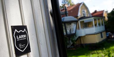 Allt fler svenskar installerar larm och kamerabevakning i sina hem när oron för brott ökar, trots att statistiken visar att flera brottstyper minskar.