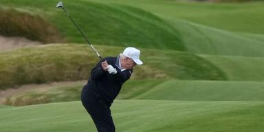 Ekonomin är tillbaka på spelplanen när IMF skruvar upp den globala prognosen. På bilden syns Donald Trump på en skotsk golfbana.