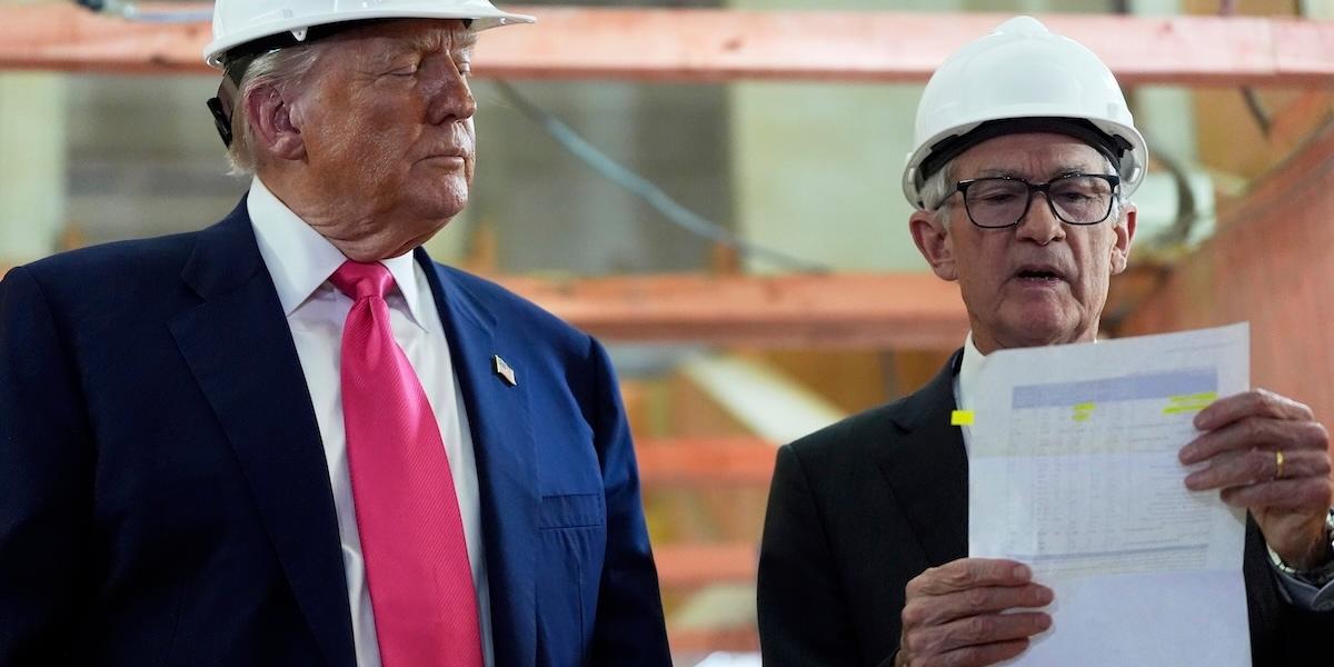 Trump vill hitta ett kryphål för att bli av med Powell, sedan de träffades under torsdagen.