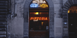 Turister smet från notan – pizzeriaägaren hittade dem på Facebook