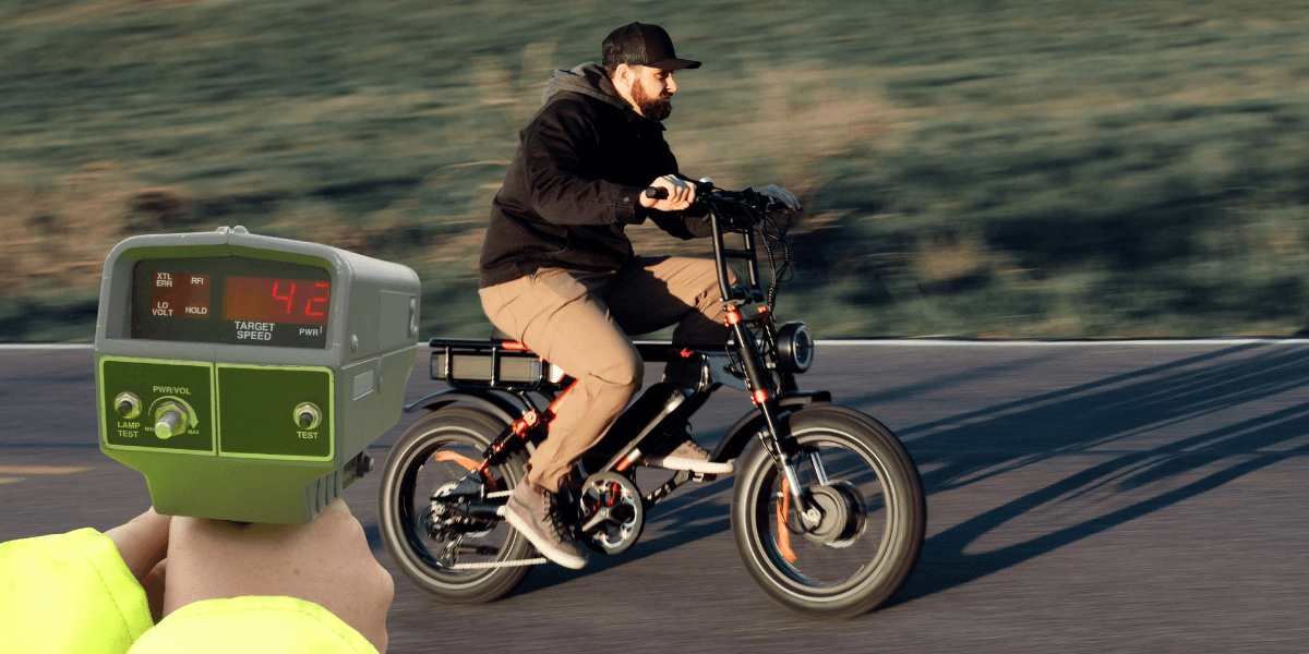 Tänk er chocken när en cykel passerar i 140 blås. (Foto: Nick van der Vegt on Unsplash och Canva)