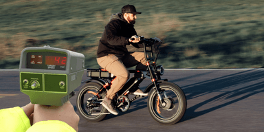 Tänk er chocken när en cykel passerar i 140 blås. (Foto: Nick van der Vegt on Unsplash och Canva)