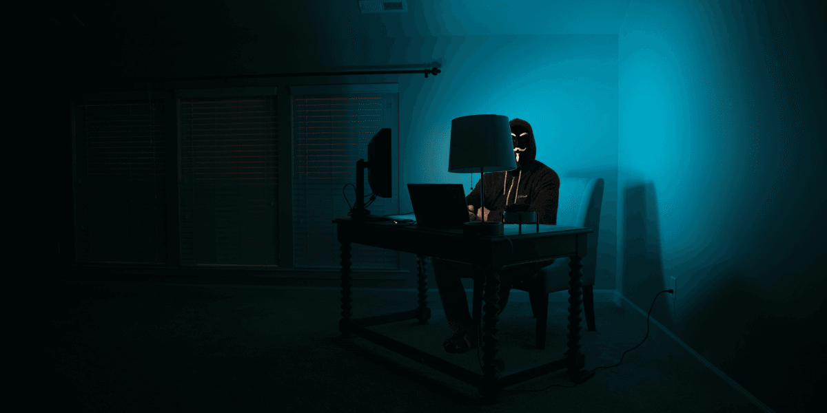 Dina kollegor kan vara hackade och skickar mail till dig som sedan snor dina uppgifter. Lite inte på någon. (Foto: Clint Patterson on Unsplash)