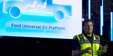 Vd Jim Farley från Ford talar vid fabriken Louisville Assembly Plant. (Foto: Darron Cummings/AP/TT)