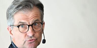 Riksbankschefen Erik Thedéen rör inte räntan i augusti men redan om en månad kan det vara dags för en sänkning tror Handelsbanken.