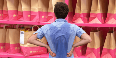 Arbetsvillkoren på Foodora ifrågasätts igen. (Foto: Foodora och Canva, bilden är ett montage)