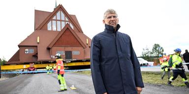 Statliga gruvbolaget LKAB:s vd Jan Moström framför Kirunas kyrka.
