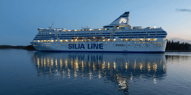 När Silja Serenade lutade kraftigt föll glas, väskor och tallrikar i golvet – och en passagerare erkänner att han knappt hann få på sig byxorna.