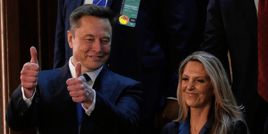 Elon Musk ska jobba på Tesla, säger styrelsen. (Foto: Julia Demaree Nikhinson/AP/TT)