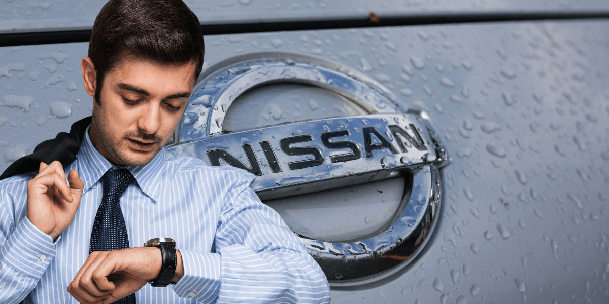 Det går så där för Daniel och hans Nissan. (Foto: Nadia on Unsplash och Canva)