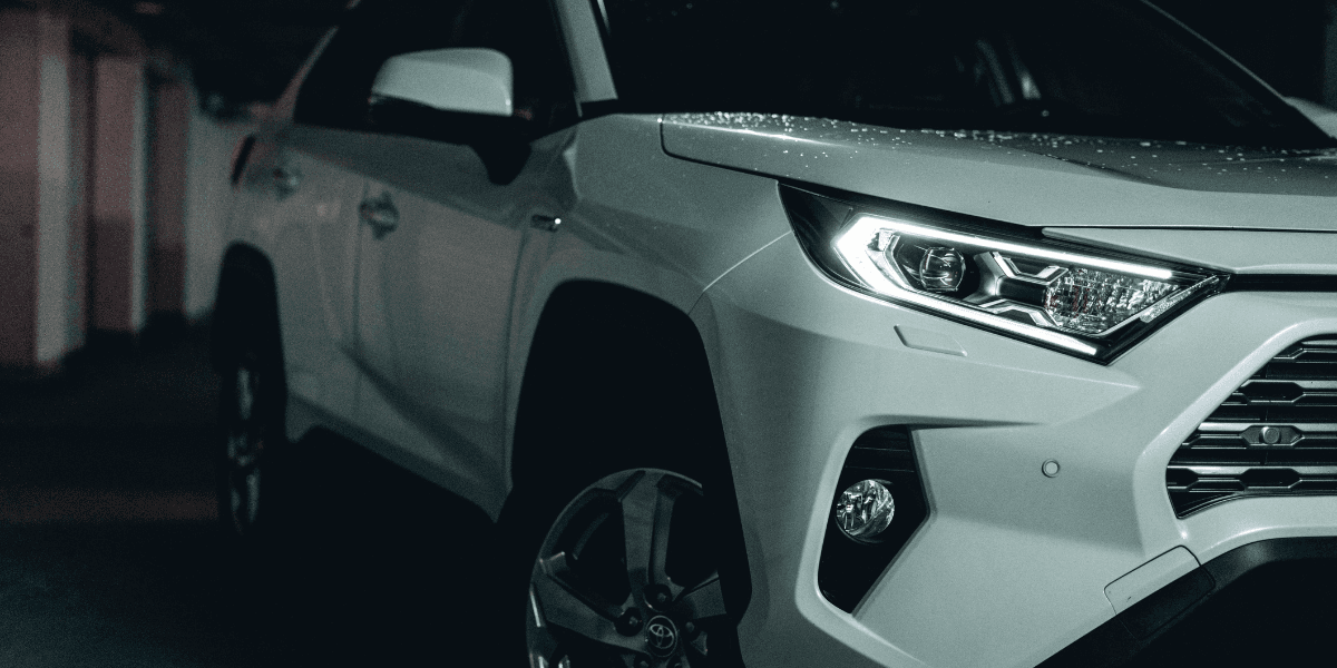 Toyota gör succé med bilarna som inte går på el det vill säga. (Foto: Nikolay Dukov on Unsplash)