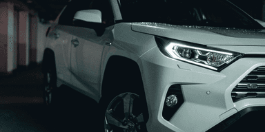 Toyota gör succé med bilarna som inte går på el det vill säga. (Foto: Nikolay Dukov on Unsplash)
