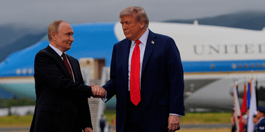 Mycket står på spel i det pågående mötet mellan president Trump och president Putin i Alaska.