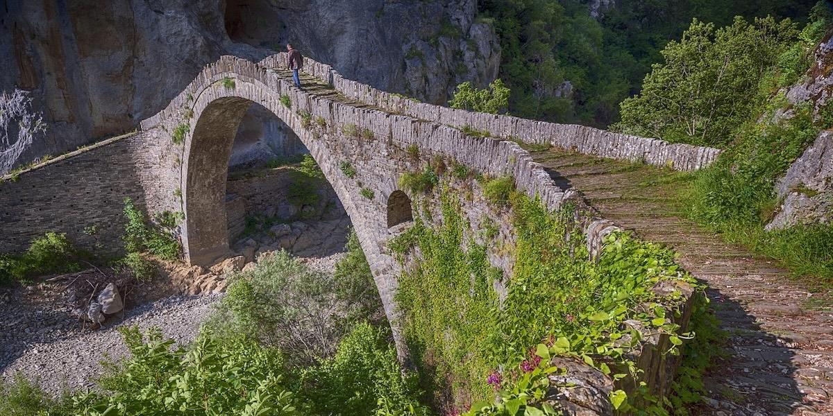 Turistlandet Grekland har mer att erbjuda än bara sol och bad. Ta dig upp i bergen och vandra genom skogar och raviner.