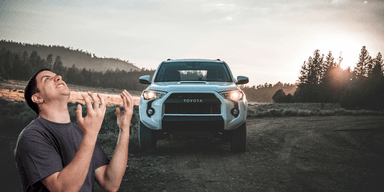 Toyota gör allt för att fixa siffrorna. (Foto: joshua yu on Unsplash och Canva)