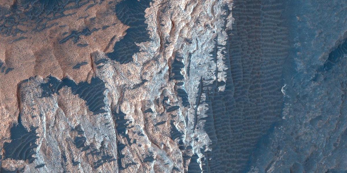 Forskare har identifierat ferriskt hydroxysulfat på två platser på Mars, en mineral som kan ge nya ledtrådar om planetens varma och kemiskt aktiva förflutna.