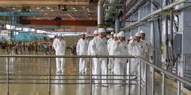 IAEA:s chef Rafael Grossi (andra från höger i första raden) besöker Kurskaya kärnkraftverk utanför Kurchatov i Kurskregionen, Ryssland