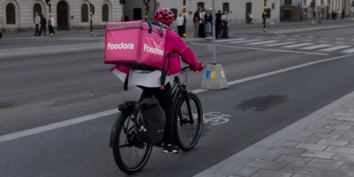 Foodoras reklam lockar med kollektivavtal och 180 kronor i timmen, men anställda vittnar om låga löner och tuffa arbetsförhållanden.