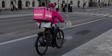 Foodoras reklam lockar med kollektivavtal och 180 kronor i timmen, men anställda vittnar om låga löner och tuffa arbetsförhållanden.