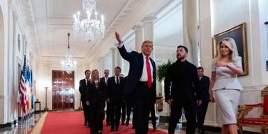 President Donald Trump går tillsammans med Volodymyr Zelenskyj och europeiska ledare i Vita huset den 18 augusti. I ryska medier hyllas Trump för sin kursändring.