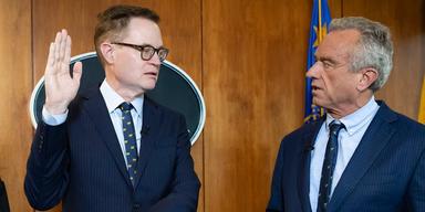 Jim O'Neill är ny hälsochef för CDC (till vänster), och syns tillsammans med Robert F. Kennedy, Jr.