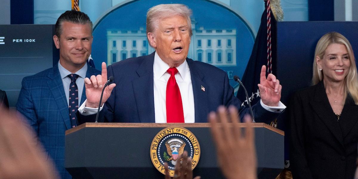 USA:s president Donald Trump talar med reportrar i Vita husets pressrum.