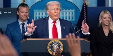 USA:s president Donald Trump talar med reportrar i Vita husets pressrum.