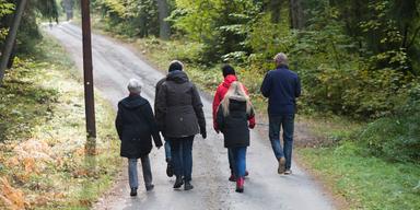 Att pensionärer ärver pensionärer ökar klyftan mellan generationerna, enligt arvsexperten.