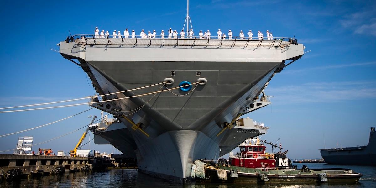 En rysk ubåt "hotar" hangarfartyget USS Gerald R. Ford.
