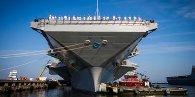 En rysk ubåt "hotar" hangarfartyget USS Gerald R. Ford.