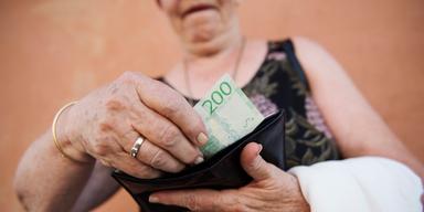 Enligt en storbank är skillnaden mellan officiell inflation och hushållens upplevelse en viktig orsak till att konsumtionen inte tar fart.