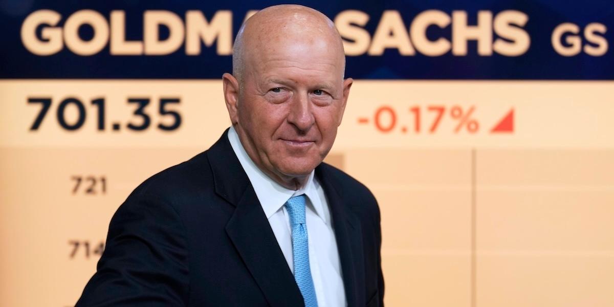 Goldman Sachs-vd:n David Solomon bör hellre jobba som dj menar Trump. Nu har många storbolag hamnat i skottgluggen.