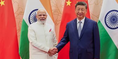 Narendra Modi skakade hand med Xi Jinping på söndagen, och länderna rör sig nu närmare varandra, och bort från västvärlden.