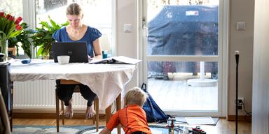 Enligt experten är 9–5 svårt att förena med föräldraskap och barnomsorg.