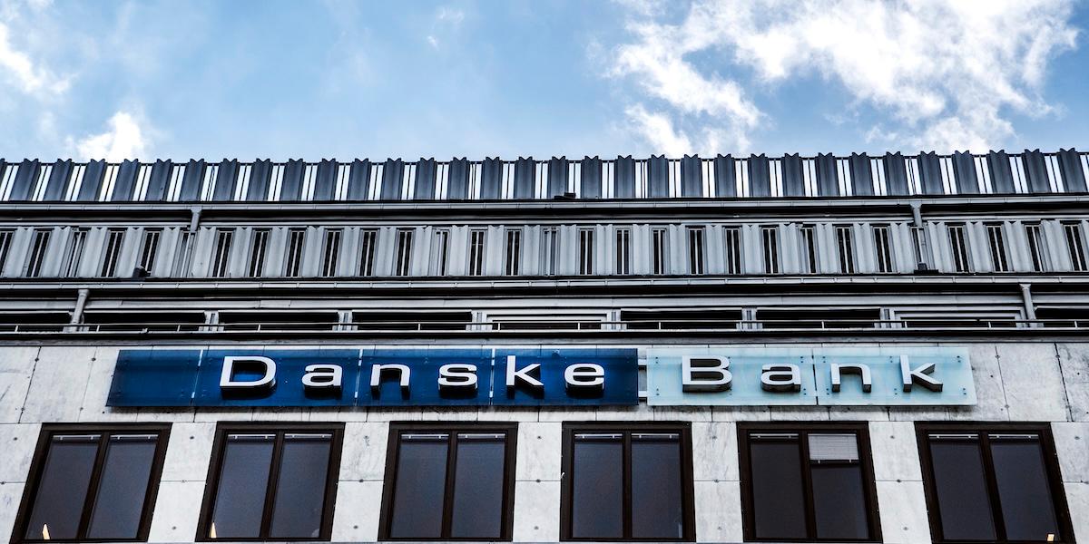 Danske Bank rensar ut 85 procent av sina innehav i fossilbolag som en del av en ny strategi.