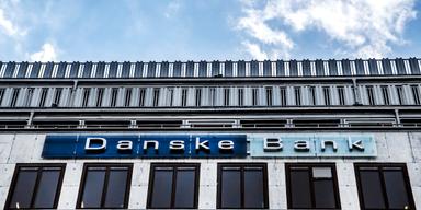 Danske Bank rensar ut 85 procent av sina innehav i fossilbolag som en del av en ny strategi.